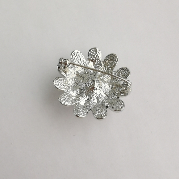 Nwt Chrysanthemum Flower crystal brooch pin silver tone - Picture 4 of 7